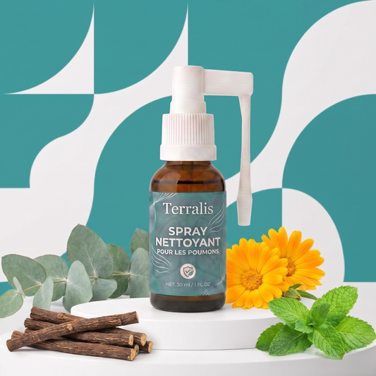 Flacon Terralis sur podium entouré d'eucalyptus, de réglisse, de calendula et de menthe